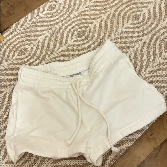 ARITZIA/TNA - boyfriend cozy fleece sweatshorts - Picture 1 of 3
